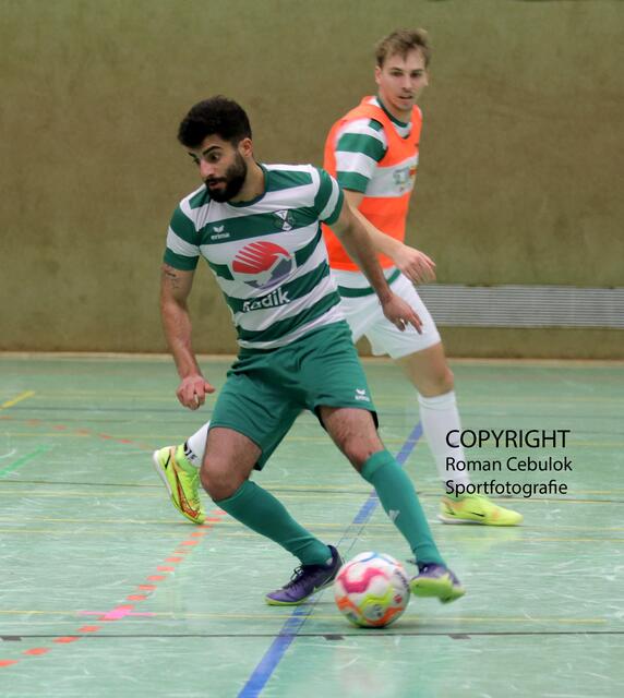 Kandal Kaval (am Ball) vom TV Meckelfeld war kaum vom Ball zu trennen
 | Foto: cc