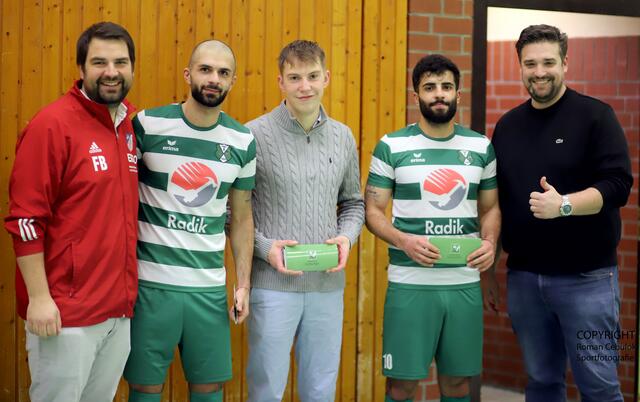 Besondere Auszeichnungen gab es durch Turnierleiter Fabian Bartels (li.) und Peter Wist von der Sparkasse (re.) für den besten Spieler des Turniers Dijar Kaval (Zweiter v.li.), den besten Keeper Thomo Stander, und den Torjäger Kandal Kaval
 | Foto: cc