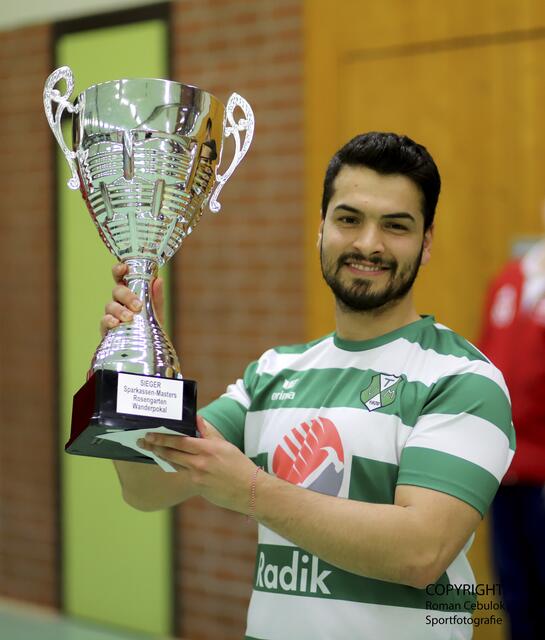 Meckelfelds Kapitän Ciya Kaval mit der Sieger-Trophäe | Foto: cc