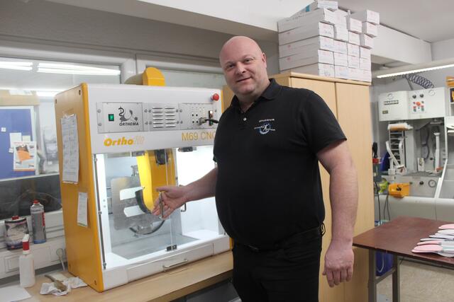 Inhaber Peter Schüller zeigt die CNC-Fräse, mit der Einlagen passgenau hergestellt werden
