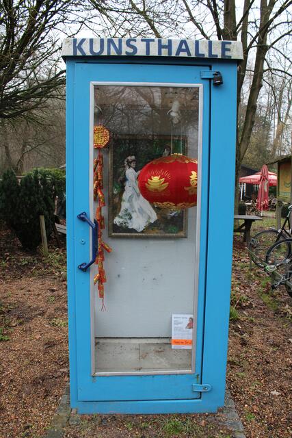 Die kleine "Kunsthalle" vor dem Café Alte Sägerei in der Brückenstraße soll monatlich neu von einem Künstler des Kunstnetzes bestückt werden | Foto: pöp