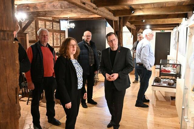 Heimatforscherin Debbie Bülau zeigt Landrat Kai Seefried die Ausstellung | Foto: Landkreis Stade / Daniel Beneke