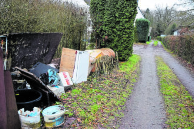 Der Landkreis Harburg hält bewertet diese Dinge an einem Privatweg in Meckelfeld für eine widerrechtliche Abfallentsorgung. Der Eigentümer dagegen behauptet, dass sei ein Materiallager auf einem Grundstück seines Betriebs. das sei seit 1970 so.  | Foto: ts