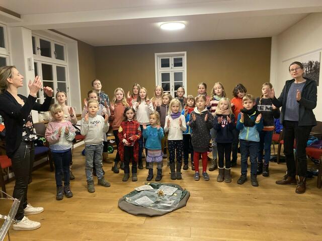 Da ist Leben drin: Heike Schlizio (li.) hat zuletzt Frauke Jansen beim Kinderchor unterstützt und lädt jetzt Jugendliche in einen eigenen Chor ein  | Foto: Schlizio