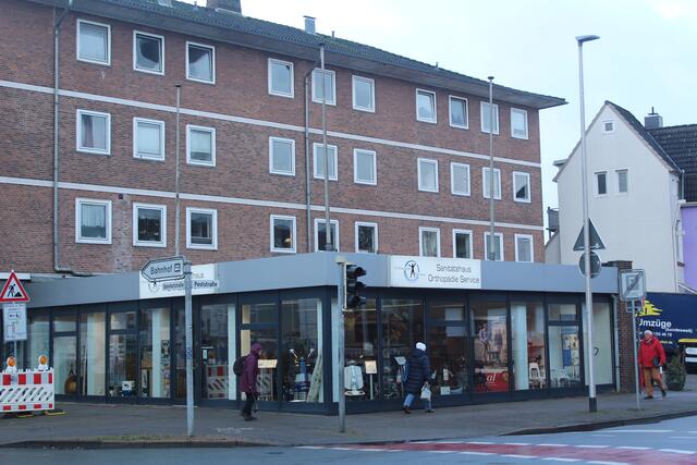 Zentral an der Bahnhofstraße, Ecke Poststraße gelgegen: Das Sanitätshaus Orthopädie Service
