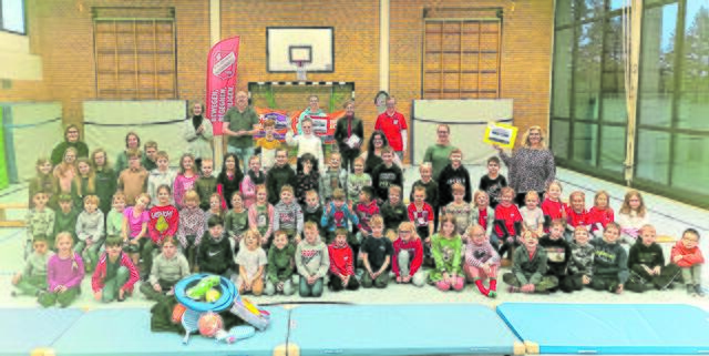 Die Grundschüler aus Fliegenberg mit Lehrern und Vertreter der Ausrichter und Sponsoren bei der Siegerehrung | Foto: KSB