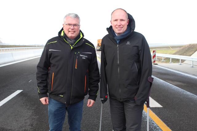 Jorks Bürgermeister Matthias Riel (li.) und Neu Wulmstorfs Bürgermeister Tobias Handtke auf der neu eröffneten A26 | Foto: pm