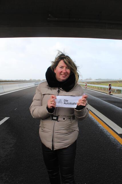 Birgit Butter (CDU) mit einem Stück des Bandes. Das möchte sie in ihrem Büro aufhängen, als Erinnerung an den jahrelangen Bauprozess der A26 | Foto: pm