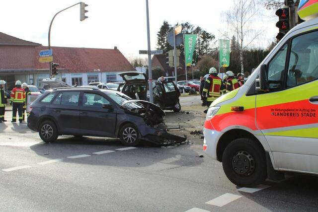 Die Front des Skoda wurde eingedrückt. | Foto: Feuerwehr Ahlerstedt/Jürgen Bockelmann