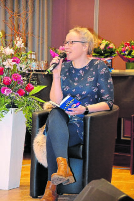Kristin Kehr, Vorsitzende des Vereins "Stade liest", bedankte sich mit einer fünfminütigen Lesung 