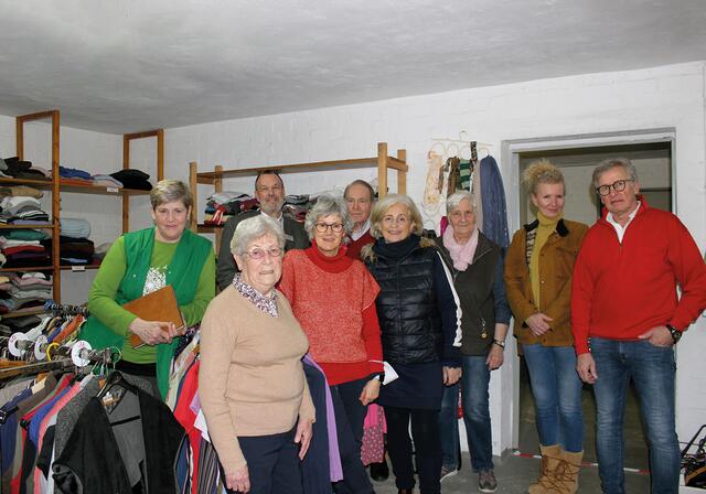 Jubilarin Brunhilde Lorenzen (2.v.li.) mit dem Team der Kleiderkammer, Geschäftsführer des DRK-Kreisverbands Harburg-Land Thomas Grambow (3.v.li.) und Vorsitzende des Ortsver-eins Vahrendorf Adina Richter-Jakumeit (4.v.re.) | Foto: DRK Harburg-Land