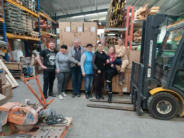 Helfer packen in Apensen die Spenden in Kartons | Foto: Zabel