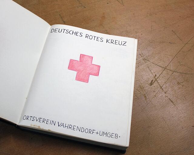 Blick ins Gründungsbuch der DRK-Kleiderkammer Vahrendor | Foto: DRK Harburg-Land
