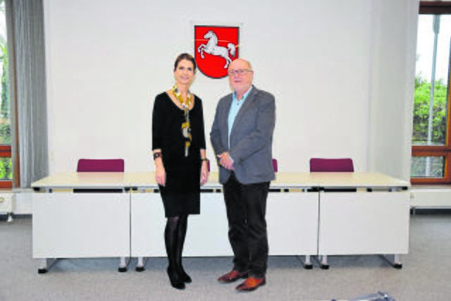 Dr. Astrid Hillenbrenner, Direktorin des Amtsgerichts Tostedt, mit dem Schöffen Gunter Heide in einem Sitzungssaal | Foto: ts