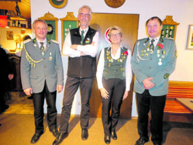 Gratulation zu Auszeichnungen und Wahl (v. li.): Vereinspräsident Lutz Hillmer, Reno Hoppe, Vereinsmeister Sport- und Luftpistole Freihand, Vereinsmeisterin Karin Langhoff und der neue Vize-Präsident Andreas Thiemann | Foto: Evelyn Bartels