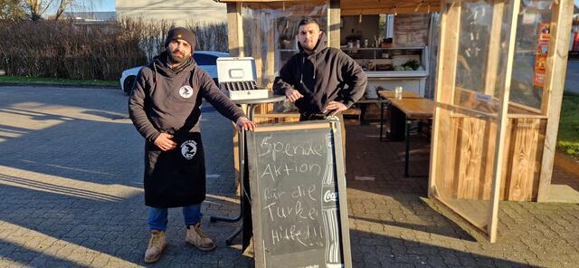 Emre Oruç (li.) und sein Bruder Abdulbaki Oruç sammeln noch zwei Wochen lang Spenden für die Opfer des Erdbebens in der Türkei und Syrien | Foto: Oruç 