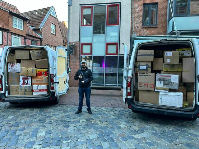 Der Buxtehuder Bedran Süleyman hat zwei Transporter mit Sachspenden gesammelt | Foto: Süleyman