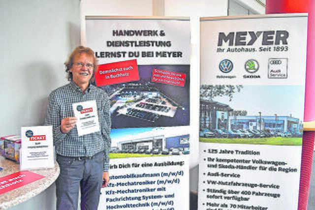 Olaf Schröder (kaufm. Serviceleitung) im Tostedter Autohaus Meyer warb bei der vergangenen Ausbildungsbörse in Buchholz mit Tickets fürs Probearbeiten | Foto: Axel-Holger Haase