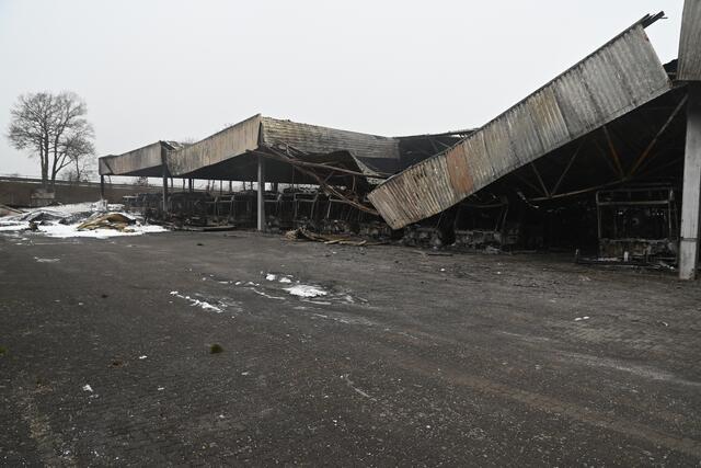 Durch das Feuer brach das Dach der Halle ein | Foto: Polizei