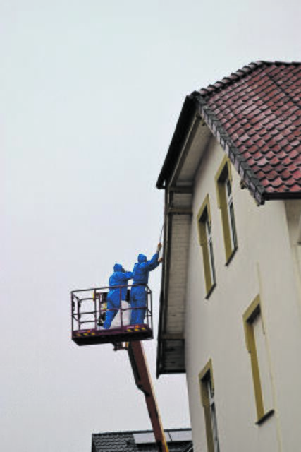 Mitarbeiter entfernten die Asbestteile des Daches | Foto: bim