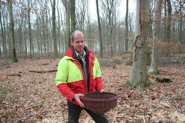 Frank Zweers, Förster für Naturdienstleistungen im Forstamt Harsefeld, zeigt eine Nisthilfe für Waldohreulen | Foto: Sierk / Niedersächsische Landesforsten
