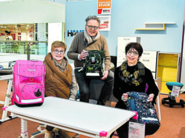 Das Team des vergangenen Schulranzen-Tages (v.li.) Gaby Leutloff (Taschenträumerei), André Badziong (Barmer) und Beate Schütze (Möbel Kraft) sorgten für einen großen Erfolg | Foto: Axel-Holger Haase