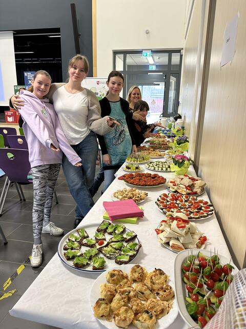 Lecker und gesund: Die Arbeitsgemeinschaft "Gesunde Ernährung" sorgte für schmackhafte Stärkungen | Foto: Bertow