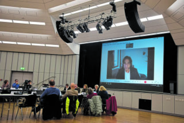 Die Mitglieder des Mobilitätsausschusses des Gemeinderats Seevetal sprechen in einer Videoschaltung mit dem E-Mobilitätsbeauftragten der Landesbehörde für Straßenbau und Verkehr Niedersachsen, Shivam Tokhi,  | Foto: ts