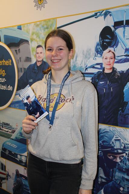 Emma Rau interessiert sich nach dem Gespräch am Stand, für eine Ausbildung zur Bundespolizistin  | Foto: pm