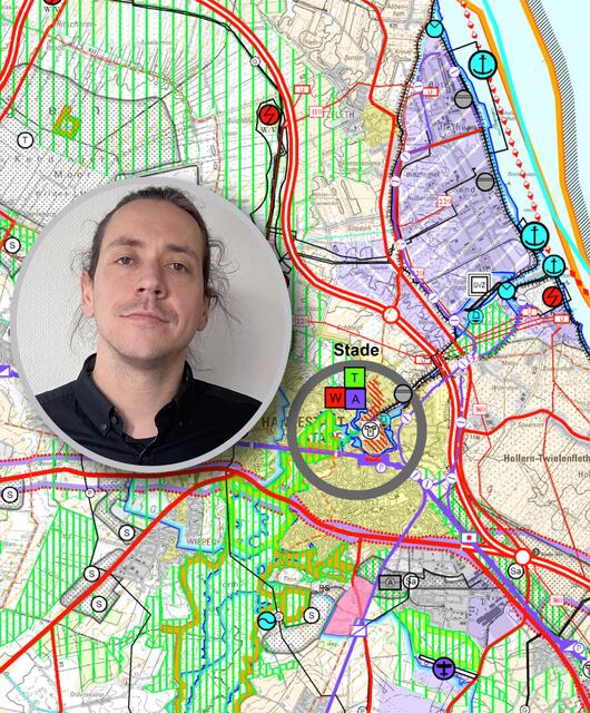 Simon Grotthoff, Chefplaner des Landkreises, spricht bei der RROP-Karte von einem Wimmelbild | Foto: LK Stade