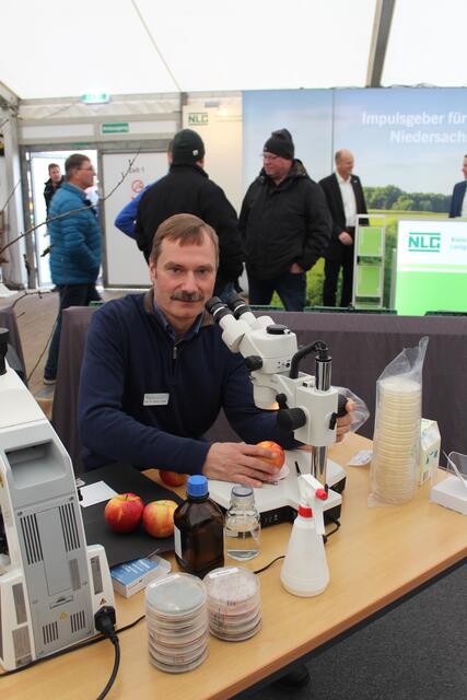 Dr. Roland Weber, Leiter Sachgebiet Pflanzenschutz bei der Obstbauversuchsanstalt Jork, erforscht Pilze und Erreger  | Foto: pm