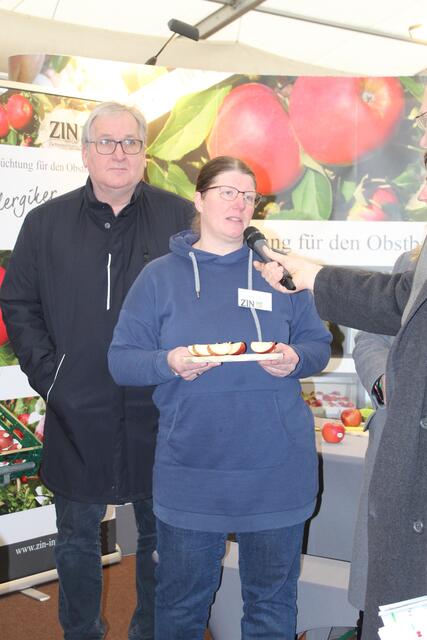 Tina Jonas von der ZIN präsentiert die Allergiker-freundliche "Sorte 186", die bald noch einen richtigen Namen bekommen soll | Foto: pm