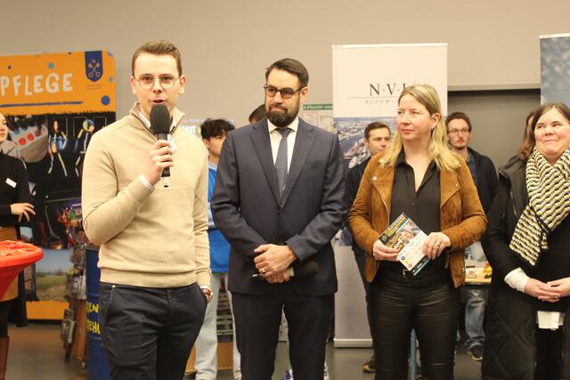 Bei der Eröffnung der Messe (v.li.): Niels Kohlhaase, Schulleiter des Gymnasiums Buxtehude Süd Sven Heineken sowie Landtagsabgeordnete Birgit Butter (CDU) | Foto: pm