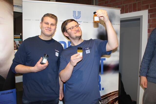 Die Unilever-Auszubildenden Duncan Garbers (li., Chemikant) und Dennis Hein (Chemielaborant) hatten Proben dabei | Foto: pm