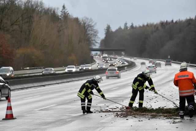 Anschließend wurde die Fahrbahn gereinigt | Foto: Mathias Wille