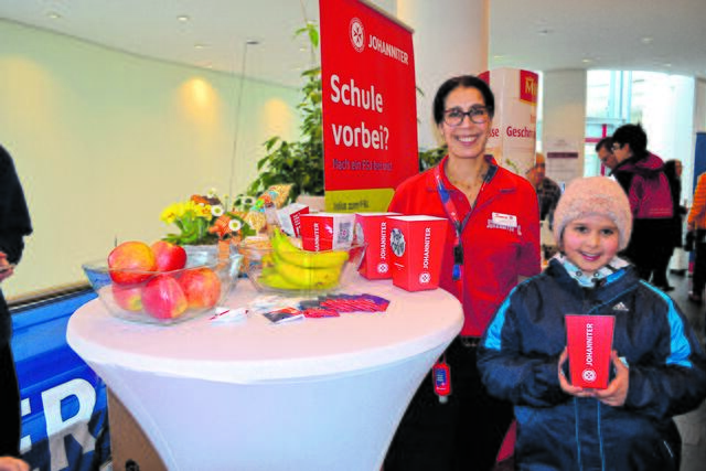 Inas (9) ist natürlich noch zu jung, um sich für eine Ausbildung zu entscheiden. Am Stand der Johanniter unterstützte sie ihre Mutter Rabia Schuster | Foto: bim