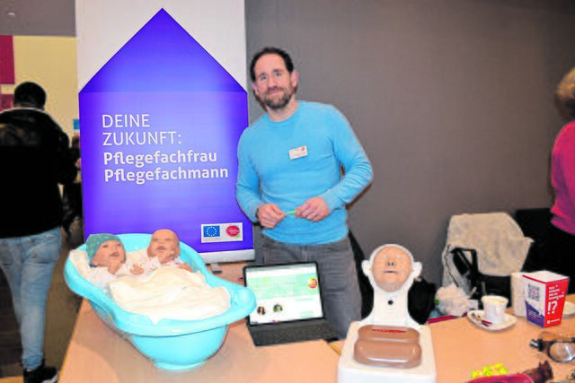 Jan-Marten Preuß warb für die Pflegeausbildung an den BBS Winsen. Am Stand wurde ganz praktisch u.a. über Wundversorgung, das Setzen von Injektionen und verschiedene Beeinträchtigungen informiert | Foto: bim