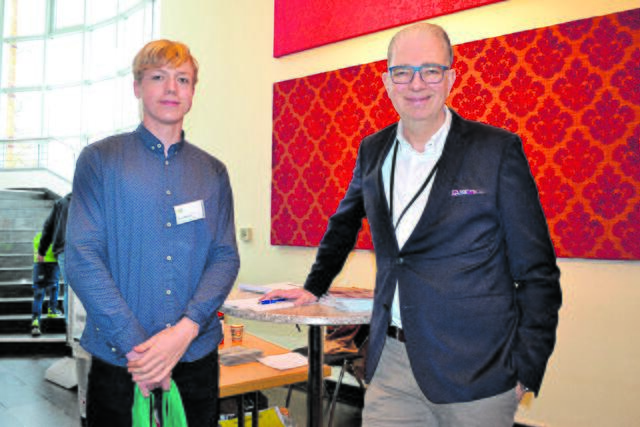 Kamen am Gastroback-Stand ins Gespräch: Gastroback-Geschäftsführer Andreas Kirschenmann (re.) und Paul Scheel, Auszubildender zum Verwaltungsfachangestellten bei der Stadt Buchholz  | Foto: bim