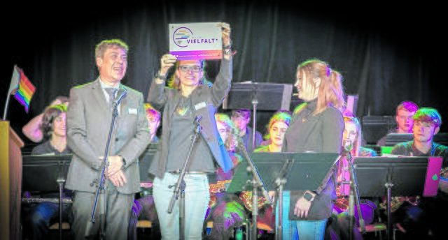 Projektleiterin Olga Wolf (re.) übergab die Urkunde an #+Sandra Deutschbein und Matthias Andreas | Foto: Chr. Schmidt / LK Stade