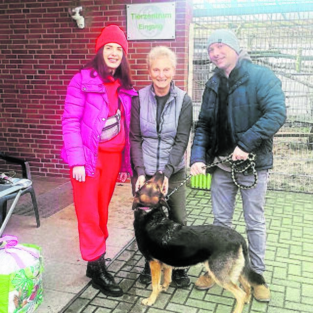 Olga (v. li.). mit Tierzentrums-Leiterin Doris Firlus und Familienmitglied Simon | Foto: Tierzentrum Neu Wulmstorf