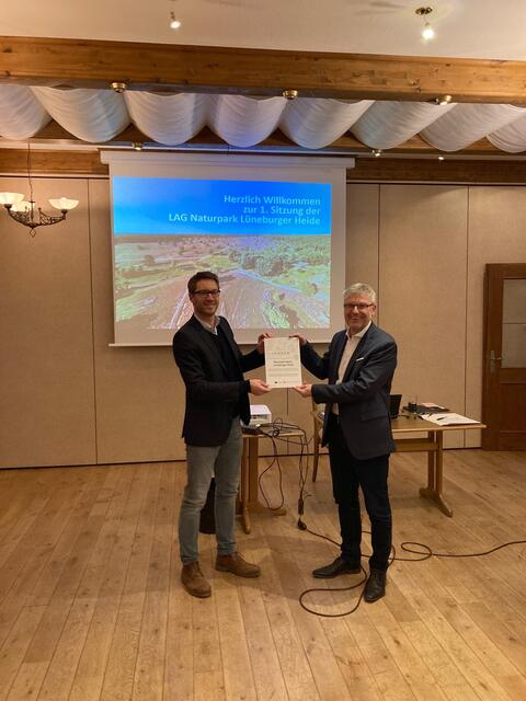 Torben Braun (li) übergibt LEADER-Plakette an Naturpark Lüneburger Heide Vorstandsvorsitzenden Olaf Muus (re) | Foto: Naturpark Lüneburger Heide