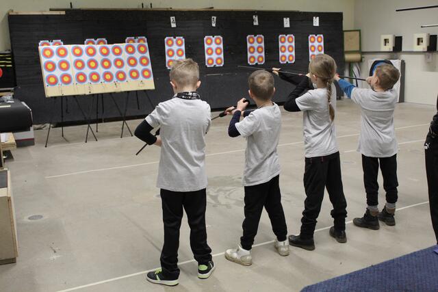 Die Kinder werden langsam an Wettkampfregeln des Schießsports herangeführt | Foto: pm