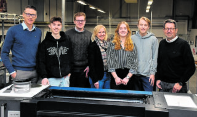 Bei der Besichtigung der Firma Beisner Druck in Buchholz (v.li.): Jan-Ole Stenzel (Beisner Druck), Sören Fendler, Malte Römelt, Susanne Thiel (BBS), Matilda Hoffmann, Marlon Schreiber und Udo Möllenkamp (BBS)  | Foto: Axel-Holger Haase