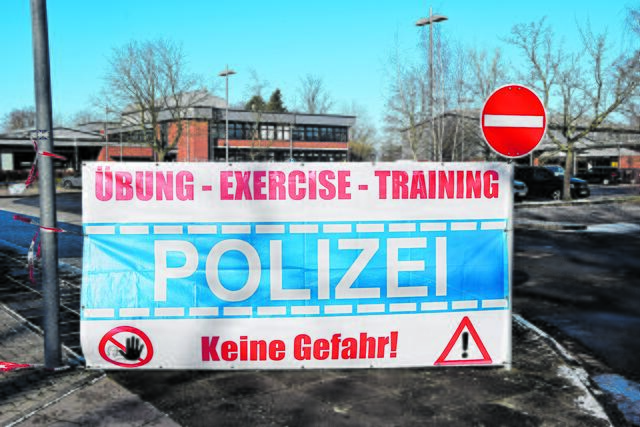 Mit derartigen Transparenten informiert die Polizei die Nachbarschaft am Luhegymnasium | Foto: ts