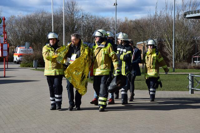 Übung: Feuerwehrleute retten verletzte Personen  | Foto: ts