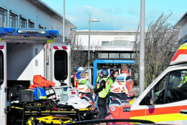 Rettungskräfte trainieren den sogenannten "Massenanfall von Verletzten" - in diesem Fall 25 verletzte Personen | Foto: ts