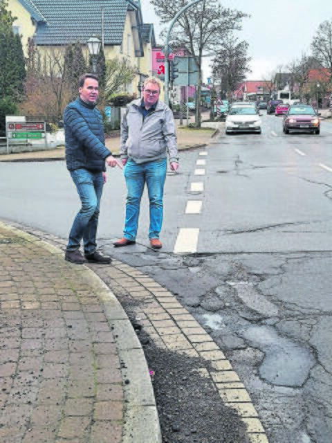 Beim Ortstermin in Salzhausen: Michael Klaproth (re.), Sprecher der Salzhäuser CDU/FDP-Gruppe, und CDU-Landtagsabgeordneter André Bock im Kreuzungsbereich Bahnhofstraße/Hauptstraße/Eyendorfer Straße | Foto: CDU Samtgemeinde Salzhausen