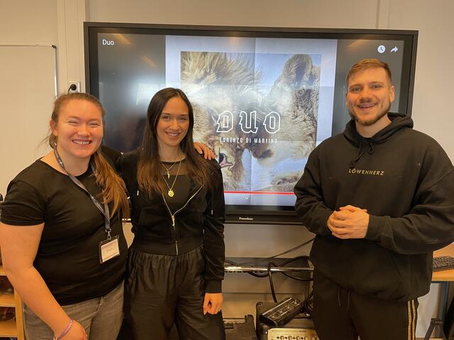 Freuten sich über den Workshop-Erfolg (v. re.) in der Marschachter Schule: Rapper und Diakon Lorenzo Di Martino, dessen Freundin Rose de Jesus und Jugendreferentin Desirée Güth von der Kirchengemeinde St. Gertrud in Pattensen | Foto: Britta Flöring-Fangmeier