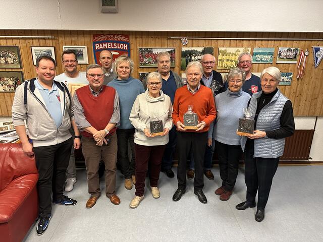 Hinten: Lars Henk (Ehrennadel Bronze) (v.li.), Stefan Wingels (25 Jahre), Bärbel Schneider (40 Jahre), Friedhelm Schneider (Ehrennadel Gold), Hans-Heinrich Eddelbüttel (60 Jahre) und Gerd Peters (Ehrennadel Bronze)
Vorne: Andy Schünemann (1. Vorsitzender) (v.li.), Ingo Pape (70 Jahre), Heike Pape (Ehrenmitglied), Rolf-Dieter Renken (70 Jahre), Karin Carlsson (25 Jahre) und Gerda Grote (50 Jahre) | Foto: MTV Ramelsloh von 1914 e.V.