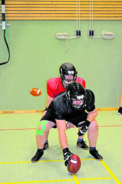 Der Center (vorn) gibt den Ball an den Quarterback | Foto: bim